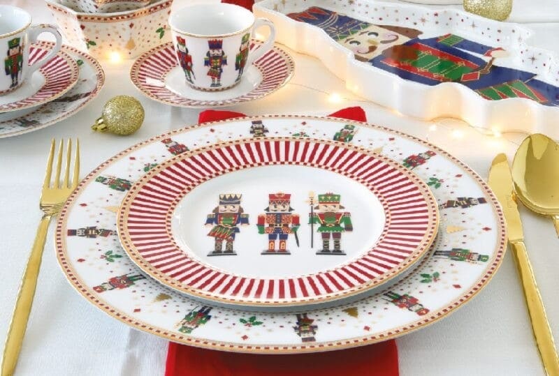 Acquista in Italia Servizio da 6 piatti (18 pz) in porcellana Nutcracker, articolo R0942#NUTC della collezione di Easy Life.